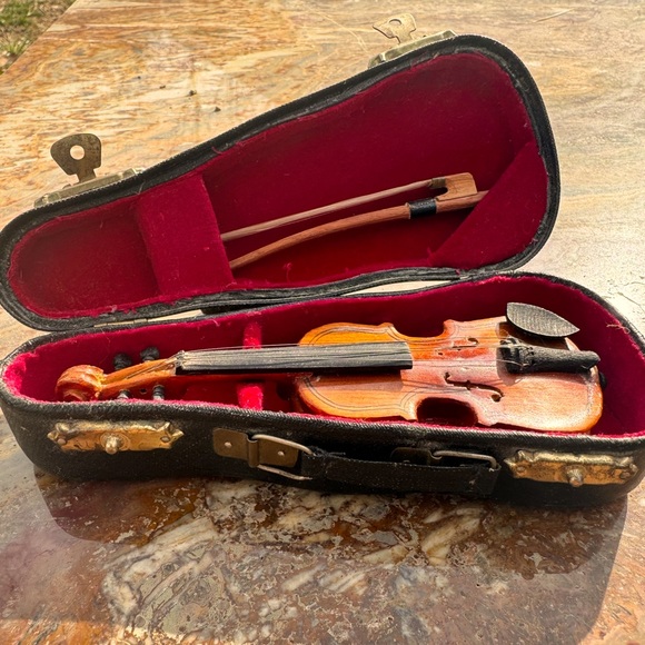 REALISTIC MINITURE VIOLIN AND CASE Host Pick!🎉 - Picture 4 of 12